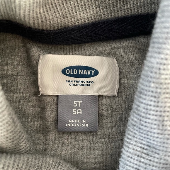 Boys Old Navy Pull Over Sweater - Picture 3 of 3